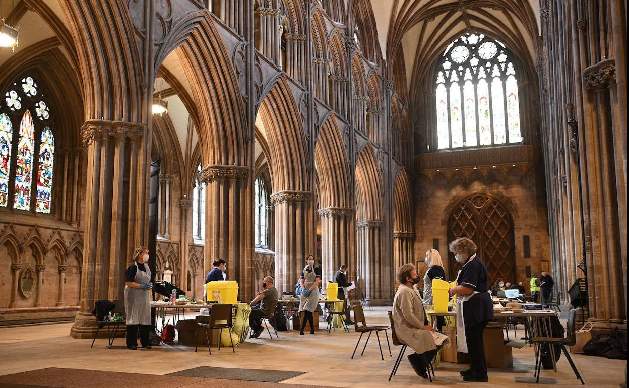 Proceso de vacunación en Reino Unido, usando la catedral de Lichfield, en el centro del país.