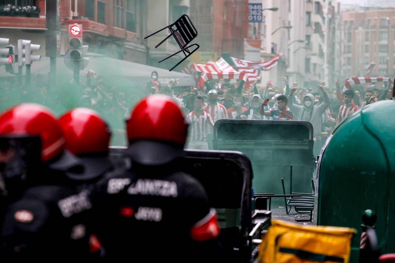 Fotos: Cargas de la ertzaintza en Pozas para disolver la multitud