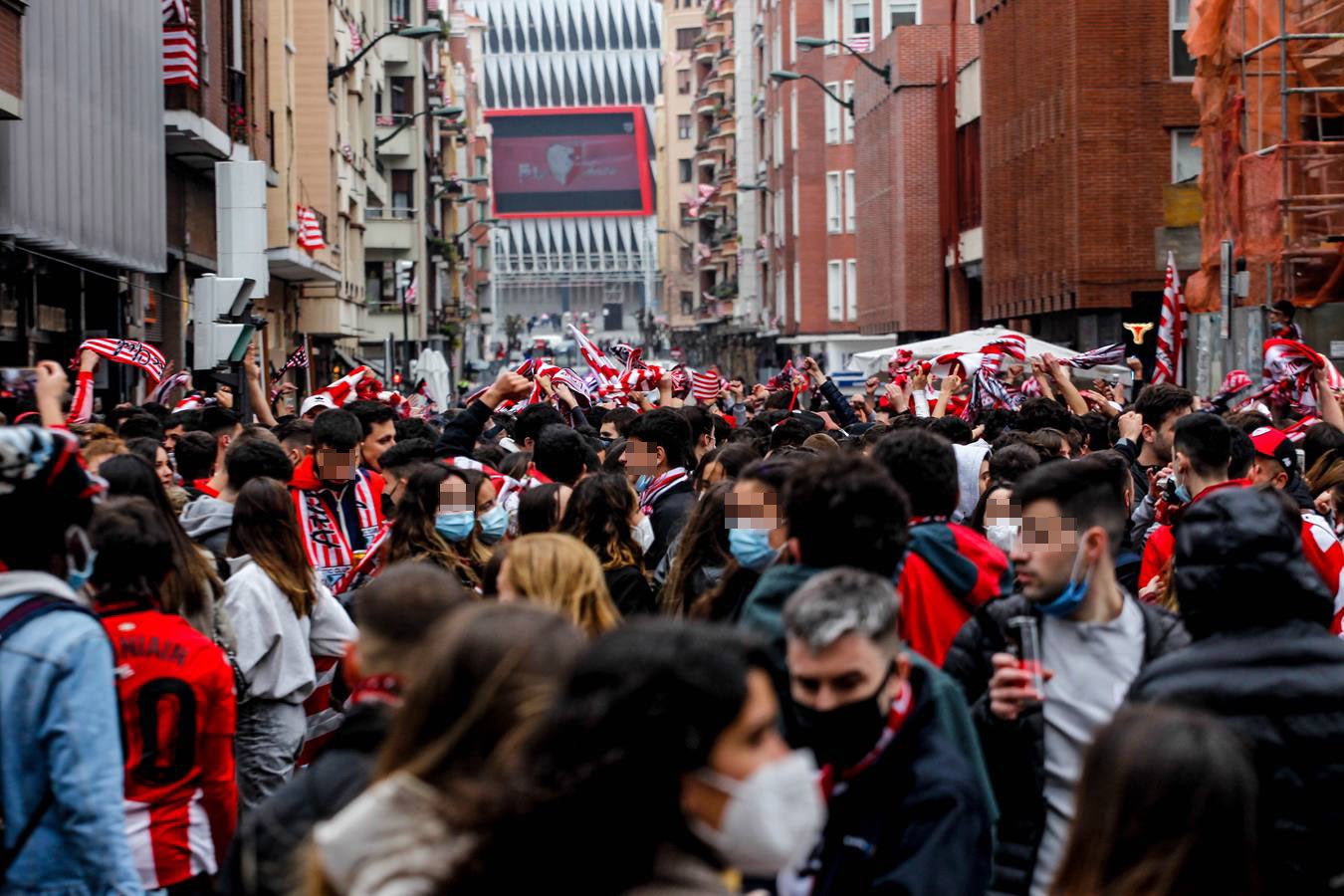 Fotos: Cargas de la ertzaintza en Pozas para disolver la multitud