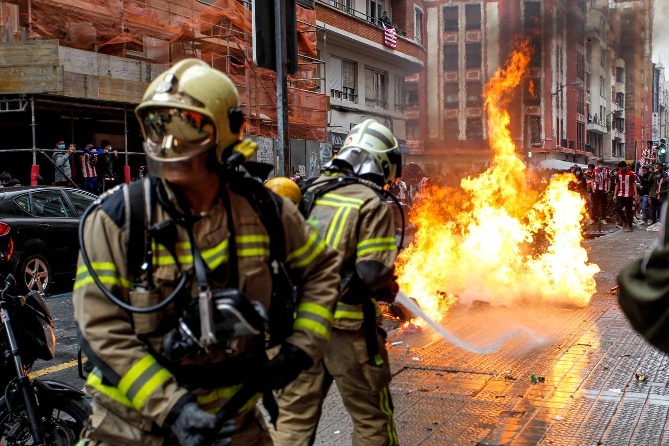 Fotos: Cargas de la ertzaintza en Pozas para disolver la multitud