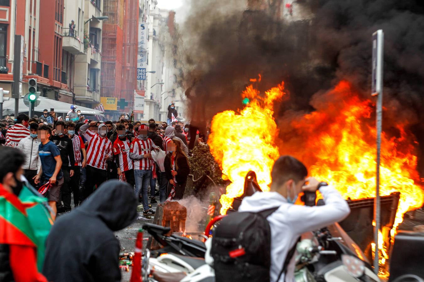 Fotos: Cargas de la ertzaintza en Pozas para disolver la multitud