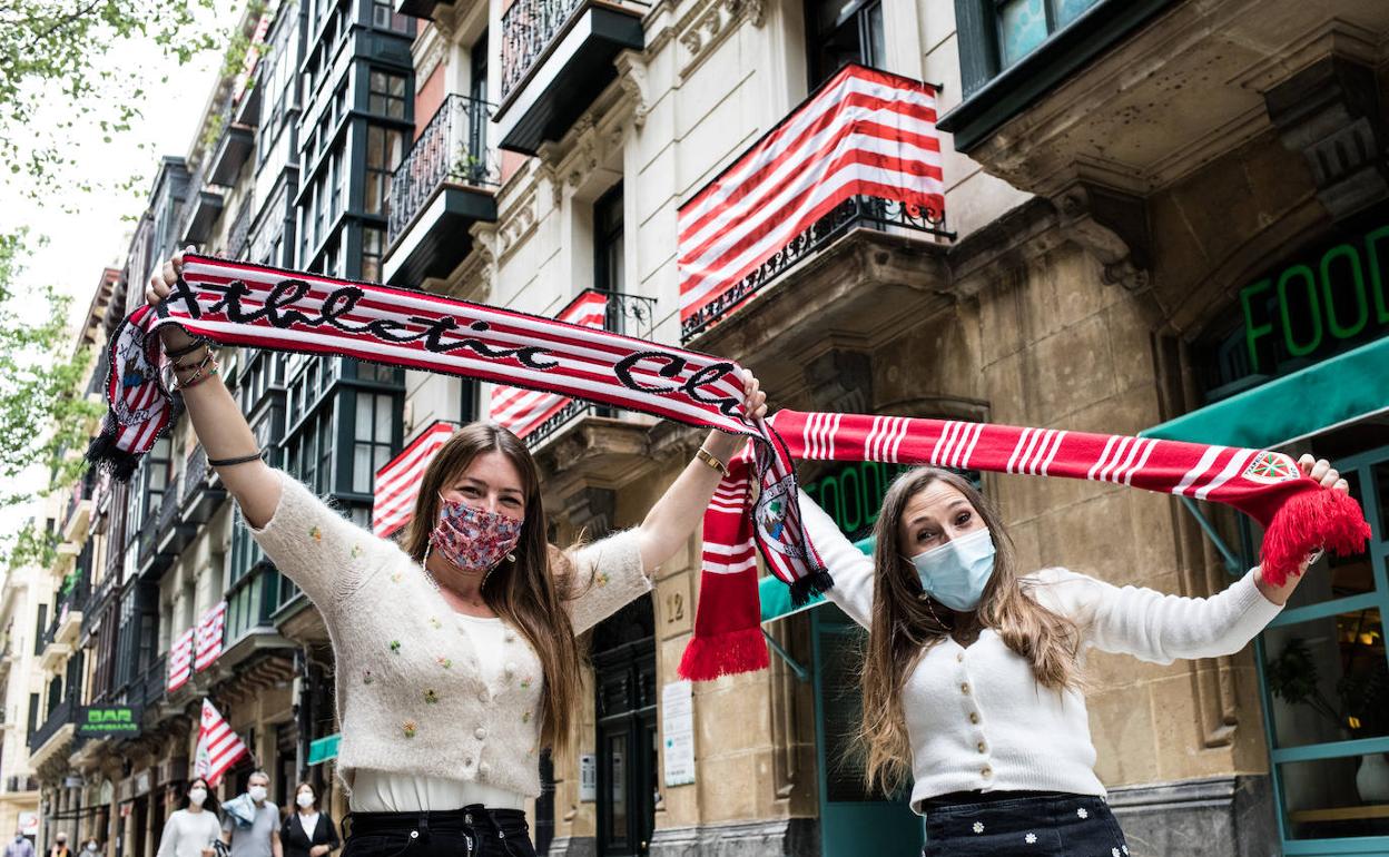 La afición del Athletic toma las calles de Bizkaia para animar a los leones