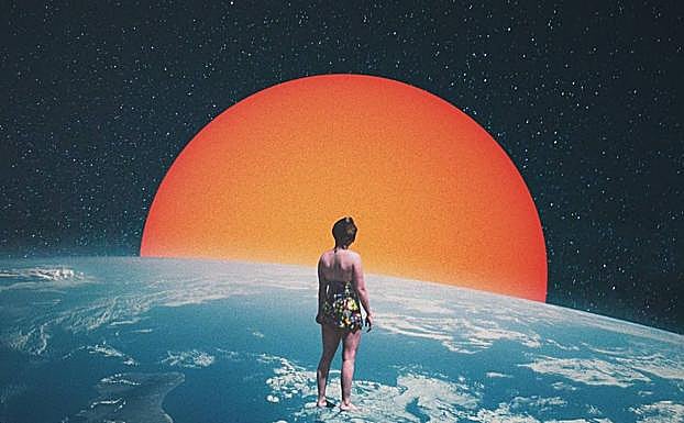 Imagen principal - Arriba, imagen de 'My love', collage de Joseba Elorza (MiraRuido) que se vendió en el portal Superrare.co, una de las plataformas más exclusivas de criptoarte. Debajo, detalles de obras vendidas como NFT de Zigor Samaniego. 