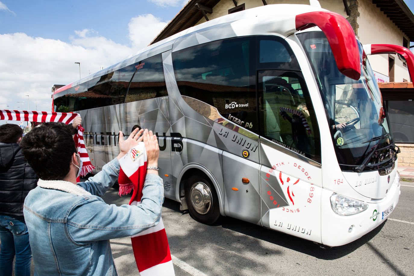 Uno de los autobuses que conformaban la expedición rojiblanca.