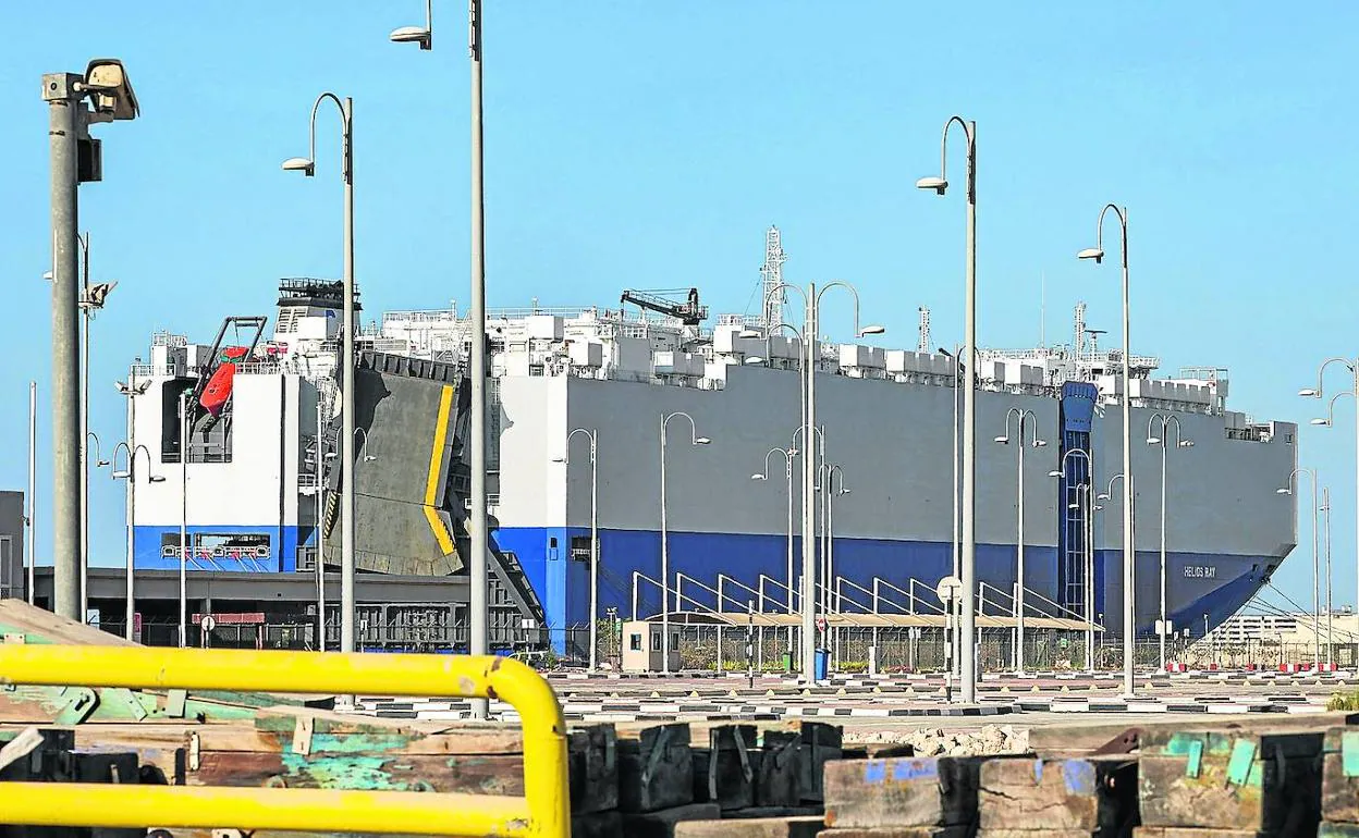 El buque carguero israelí Helios Ray, en febrero en el puerto de Dubai para reparar los daños de dos mísiles supuestamente lanzados edesde Irán