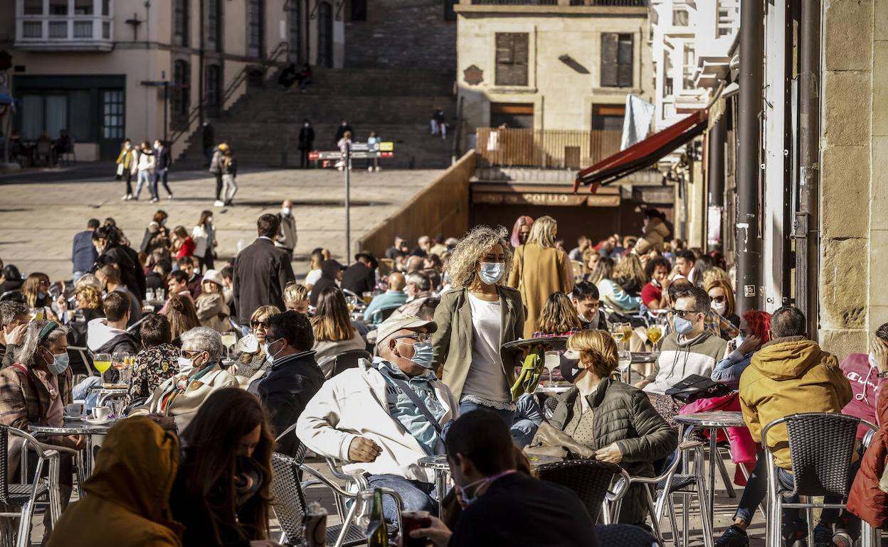 Los hosteleros de Vitoria hacen un balance muy positivo de la Semana Santa, el buen tiempo ha hecho que se llenaran las terrazas. 