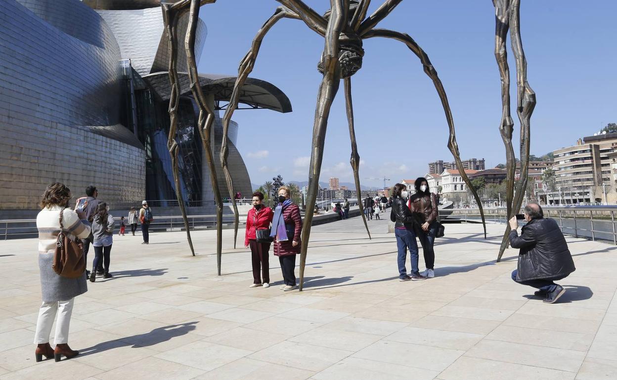 El bajo número de turistas que visitan Bilbao se refleja en la ausencia de multitudes junto al Guggenheim, el gran icono de la capital vizcaína. 