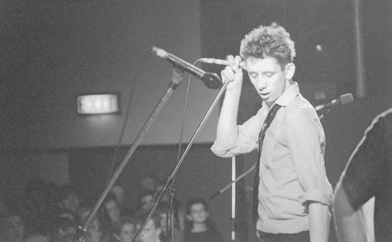 Shane MacGowan al frente de los Pogues en una imagen de 'Crock of Gold'.