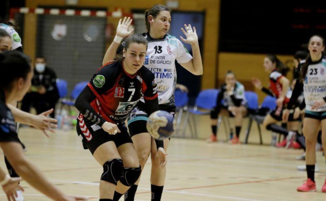 Ainhoa Hernández pasando el balón en el choque de ida celebrado el pasado mes en Lasesarre. 