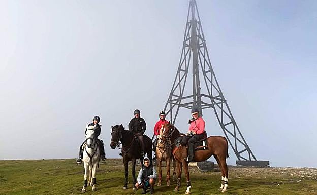 Foto de grupo junto a la cruz del Gorbea.