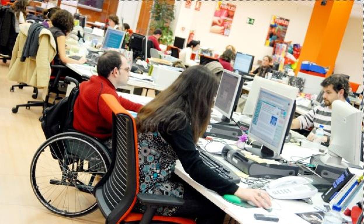 Desgaitasunen bat duten euskal unibertsitateetako 5 gaztek lan-praktikak egingo dituzte aurten 