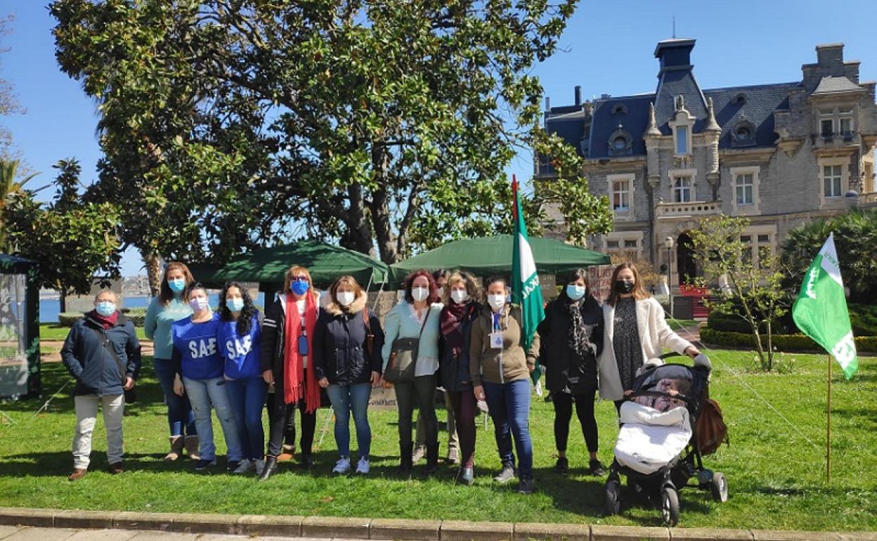 La plantilla ha colocado unas carpas frente al Palacio de Oriol. 