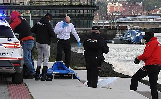 Un hombre fallece al saltar a la ría cuando escapaba de la Policía por un robo en Bilbao