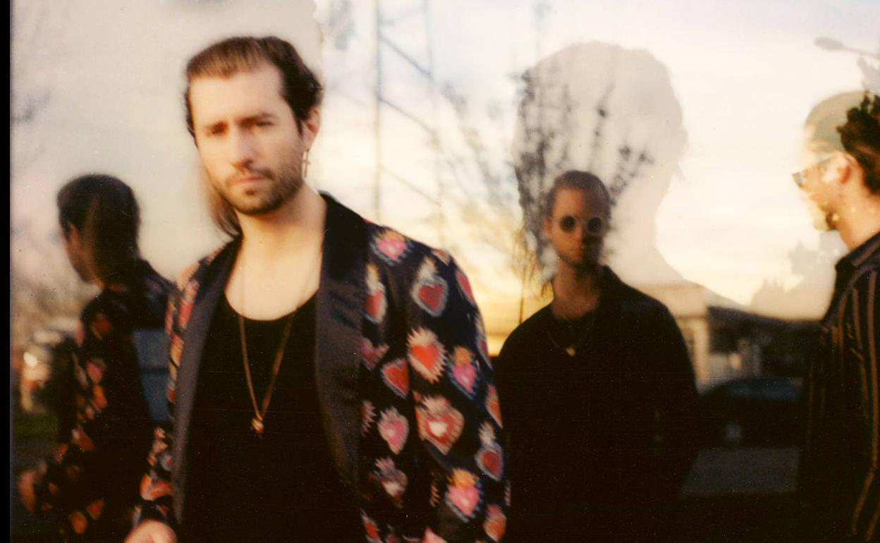 Los hermanos vitorianos Jon y Aritz forman el grupo de rock Plágaros. 