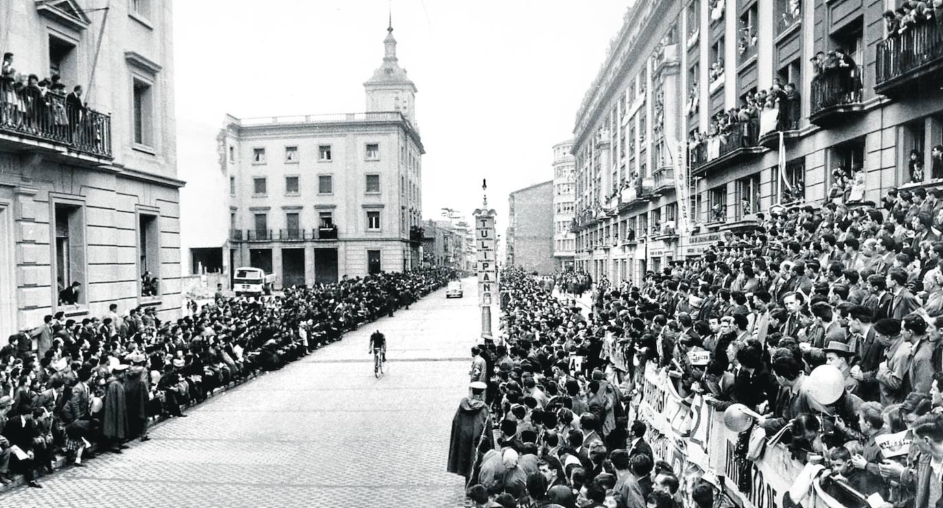 EL CORREO sacó del olvido a la Vuelta a España en 1955. Al año siguiente, el pelotón y su caravana publicitaria con las DKW de Imosa llegaban por primera vez a Vitoria. El periódico recompensaba con un espectáculo deportivo de primer orden a una ciudad que lo recibió con los brazos abiertos en 1946, cuando publicó el primer número de su edición alavesa. De este enlace con el lector se cumplen ya 75 años. La misma fidelidad de la carrera con Vitoria, final de etapa durante 17 años, hasta 1972, prueba también de la influencia de KAS y su equipo con la Vuelta. Así, hasta los topes estaba Olaguíbel el 7 de mayo de 1959, meta de la crono Eibar-Vitoria, con triunfo de Riviere. Suárez se vistió de líder y, sí, el campeonísimo Coppi abandonó en la plaza de España.