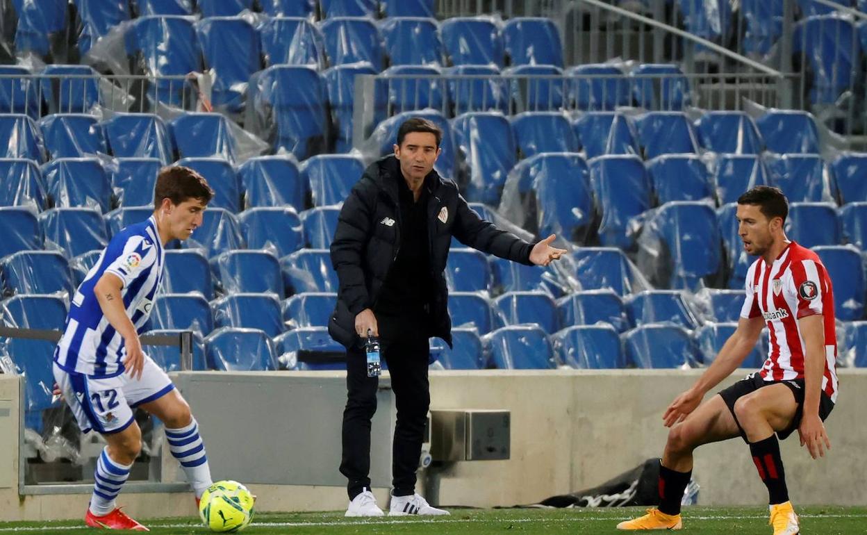 Marcelino da instrucciones en el Reale Arena ante Aihen Muñoz y De Marcos.