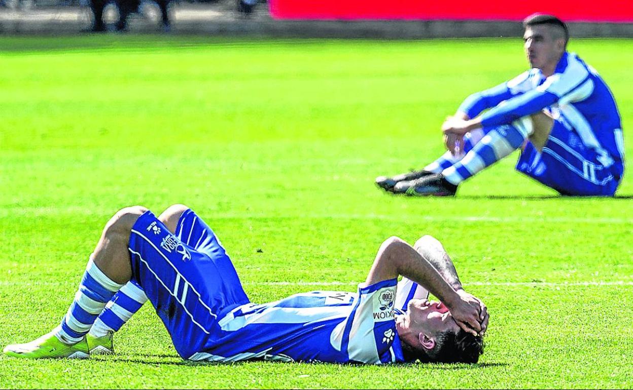 Los jugadores del Alavés se lamentan tras la derrota ante el Celta. 