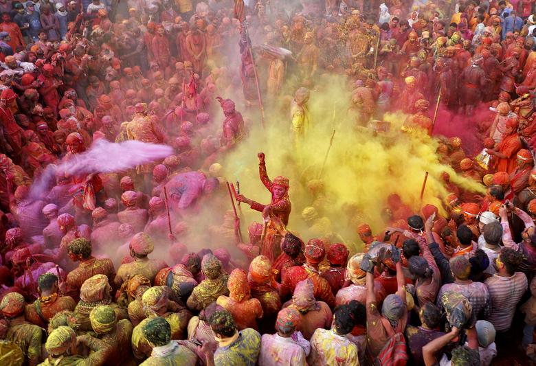 Los hombres se arrojan polvos de colores durante las celebraciones de Lathmar Holi en la ciudad de Nandgaon, en el estado norteño de Uttar Prades.