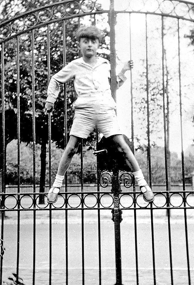 Imagen - Thyssen, de niño, encaramado a una de las puertas de la casa familiar de Scheveningen, en Holanda. 