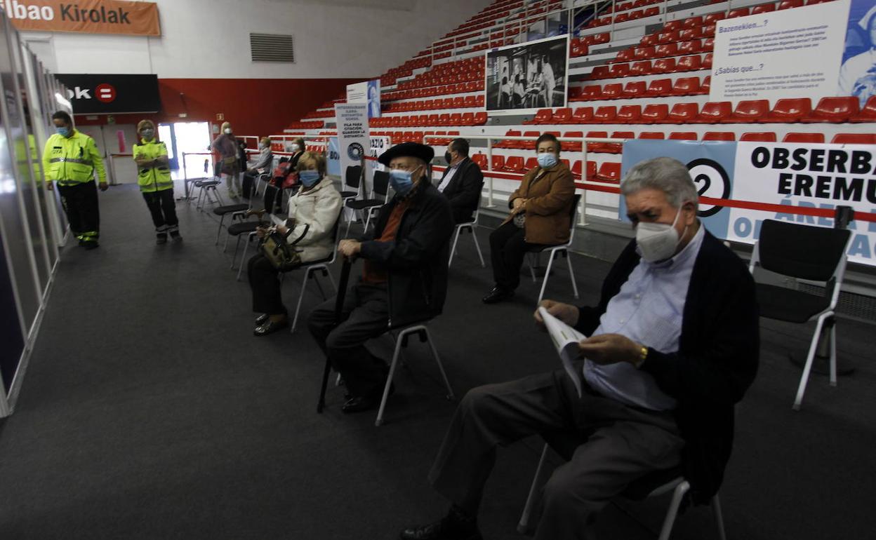 Un grupo de personas espera tras ser vacunada en la instalación habilitada por Osakidetza en La Casilla. 