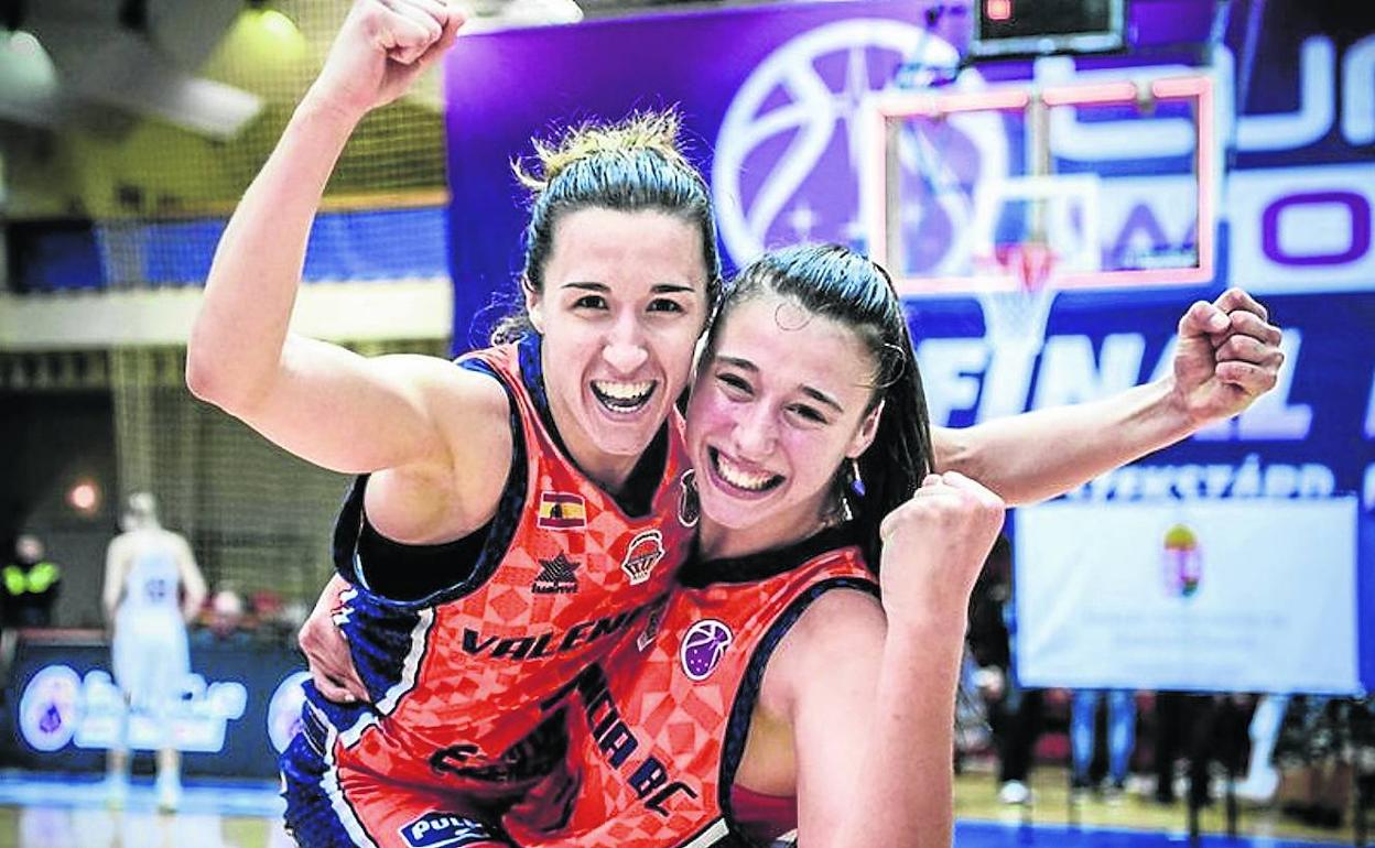 Raquel Carrera, a la derecha, se abraza a Queralt Casas tras lograr el título de la Eurocup femenina. 