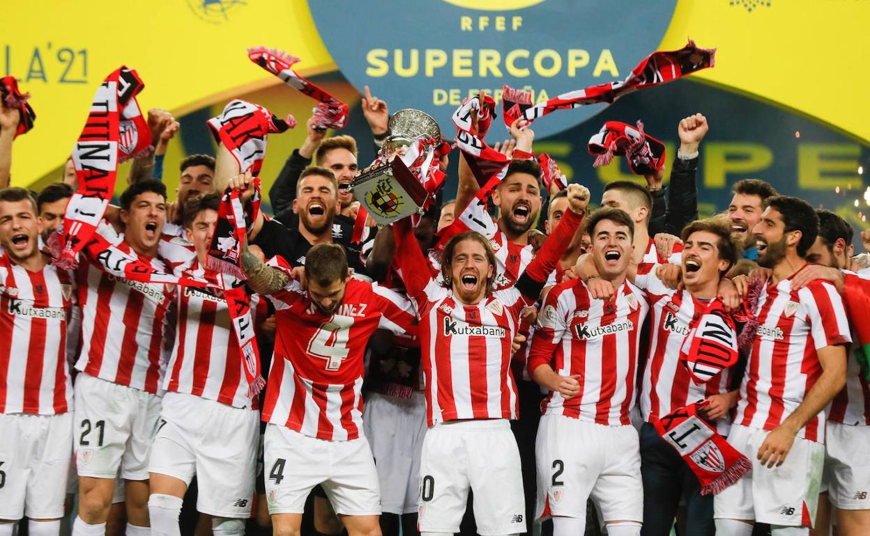 La plantilla del Athletic celebra la Supercopa en La Cartuja.