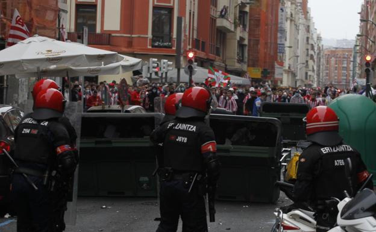 Agentes de la Ertzaintza, durante los incidentes horas antes de la anterior final de Copa. 