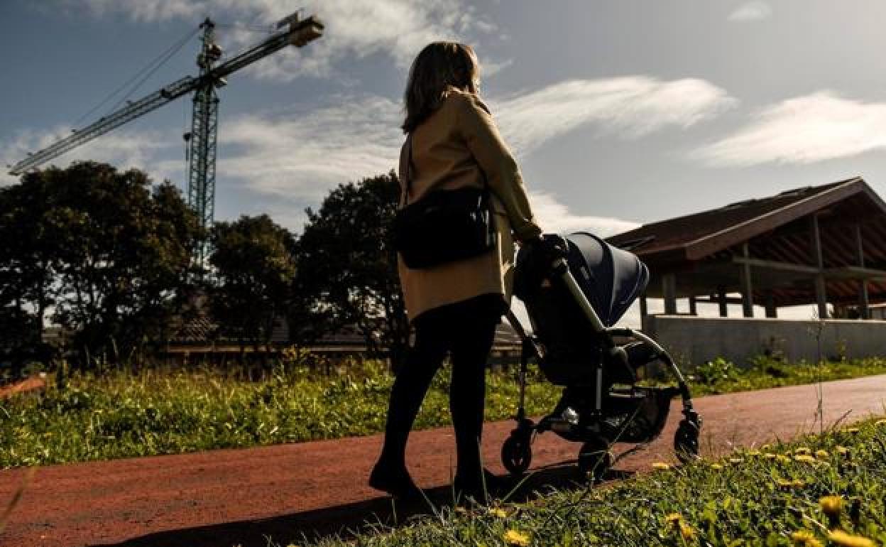 La mayoría de migrantes de Euskadi provienen de América Latina y suelen dedicarse a los cuidados. 