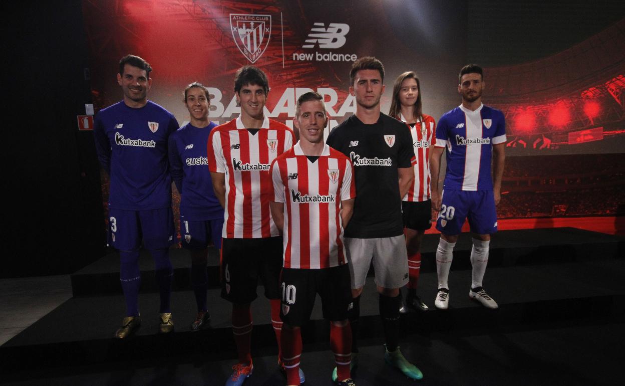 Jugadores y jugadoras del Athletic en la presentación de las equipaciones 2018-19.