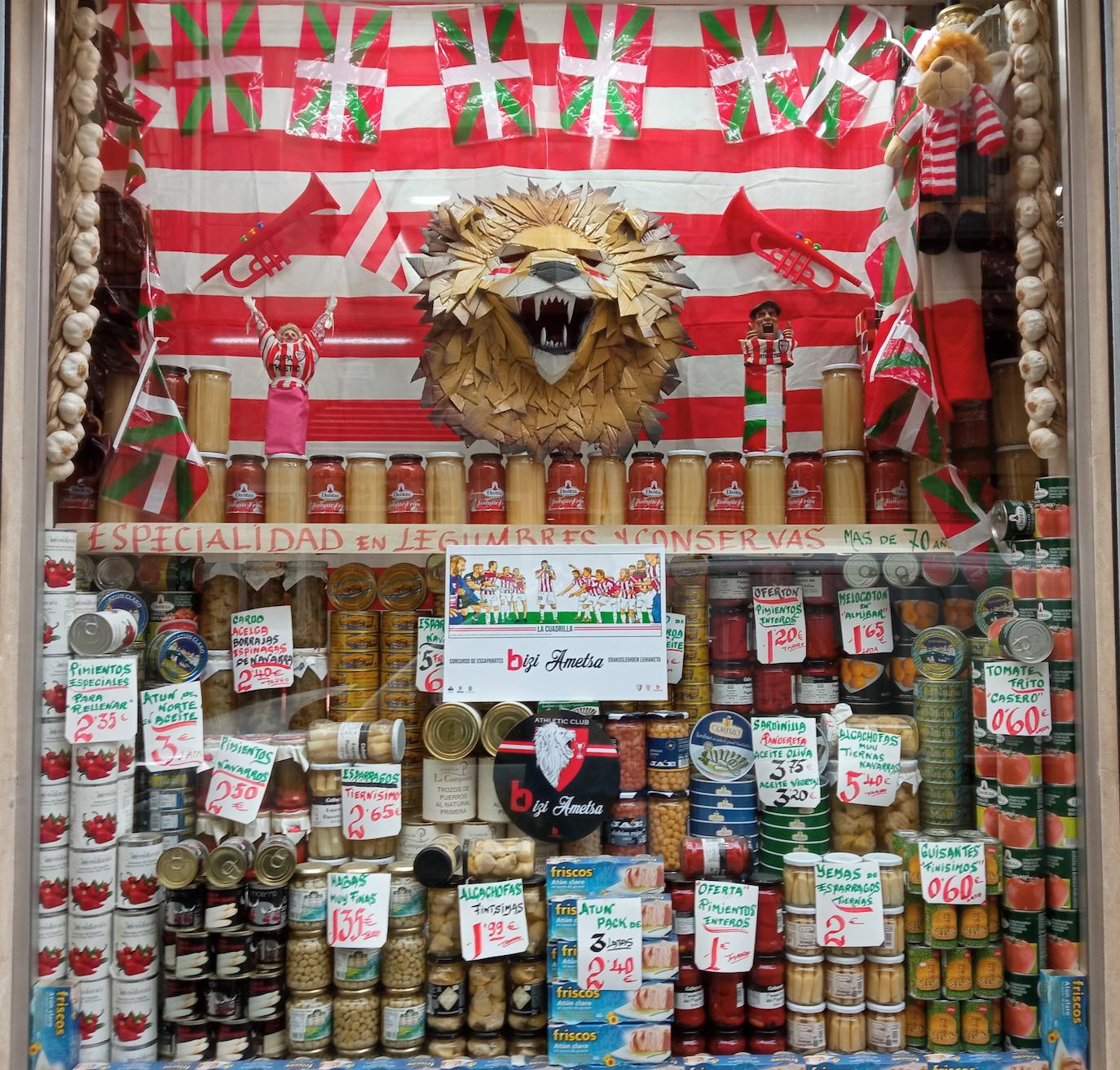 Un león de cartón y luz interior, segundo premio. Ultramarinos Romaña.