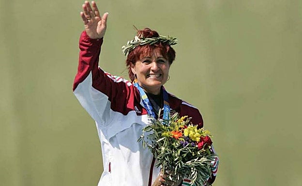 La tirado húngara Diana Igaly con la medalla de oro olímpica. 
