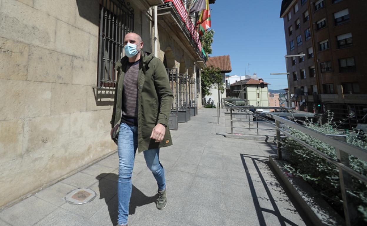 Josu Bergara, a la salida del Ayuntamiento de Sestao. 