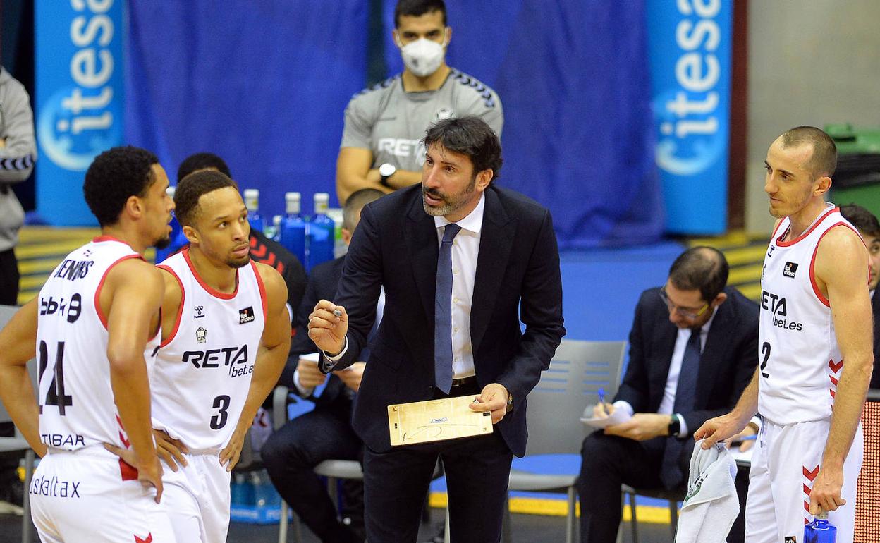 Mumbrú da instrucciones a sus hombres, que este jueves se miden al Unicaja en Málaga.