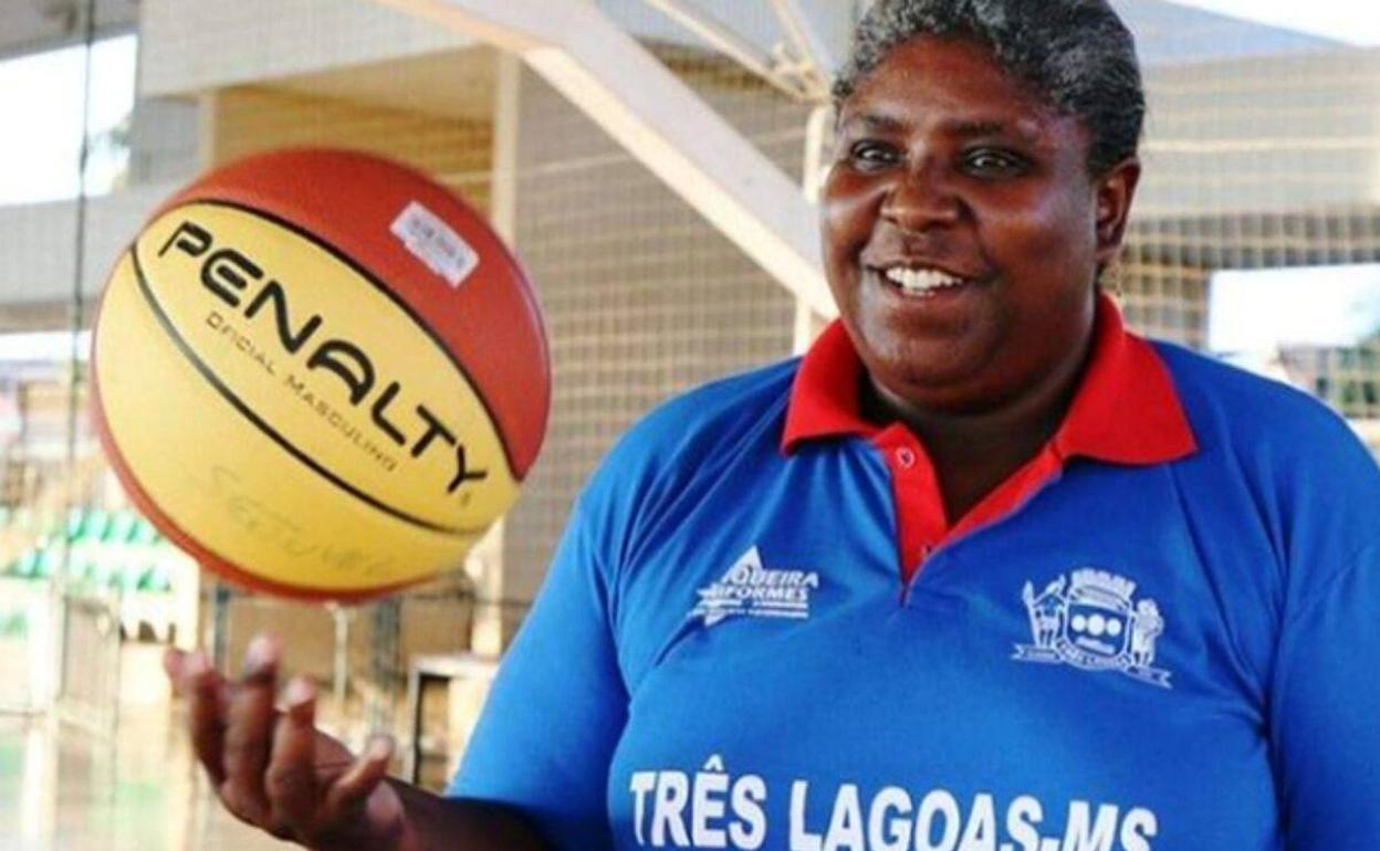 La brasileña Ruth de Souza se retiró como jugadora en España en 1994, en Ferrol.  