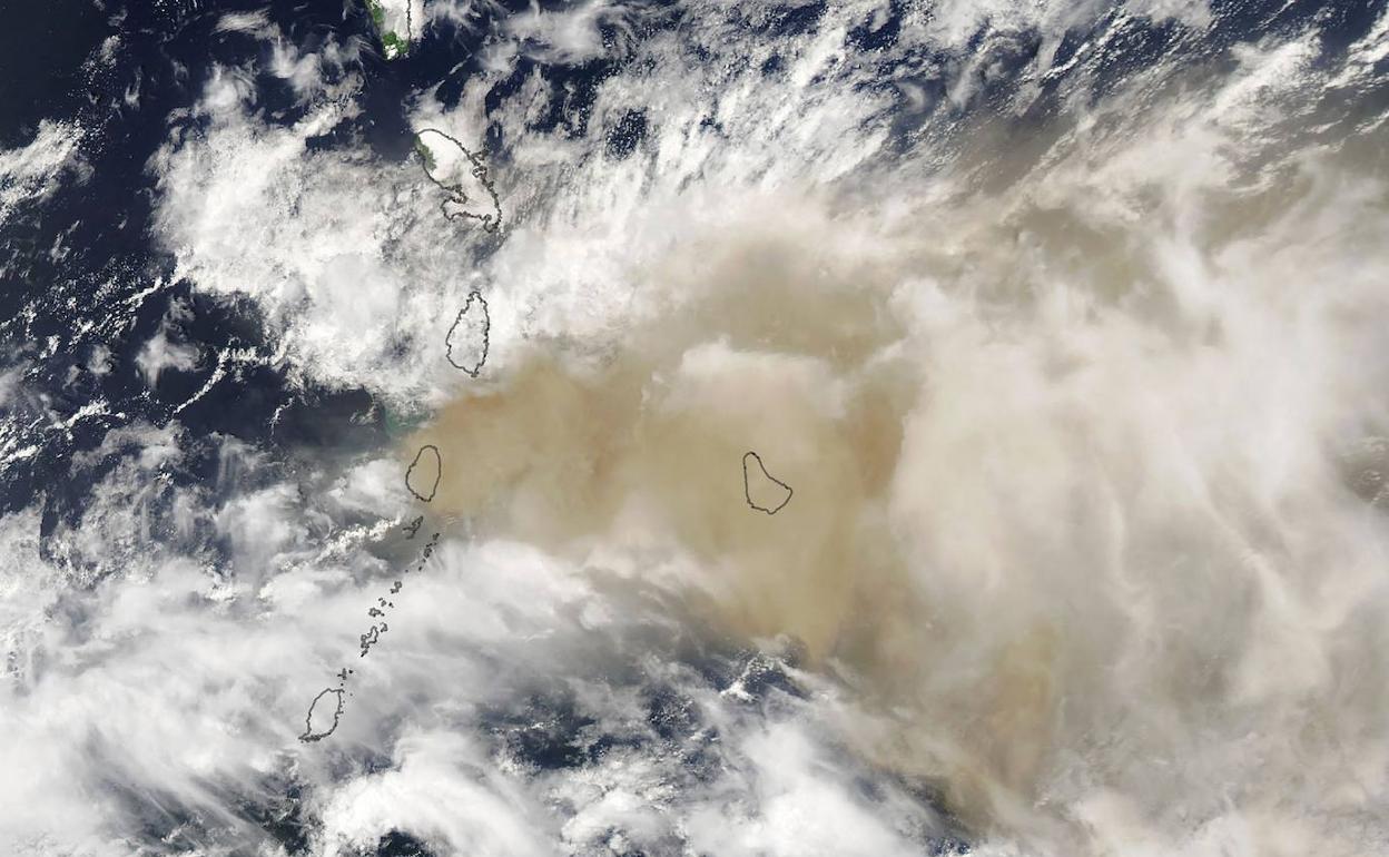 Erupción del volcán de la isla de Saint Vicent vista desde un salélite de la NASA.