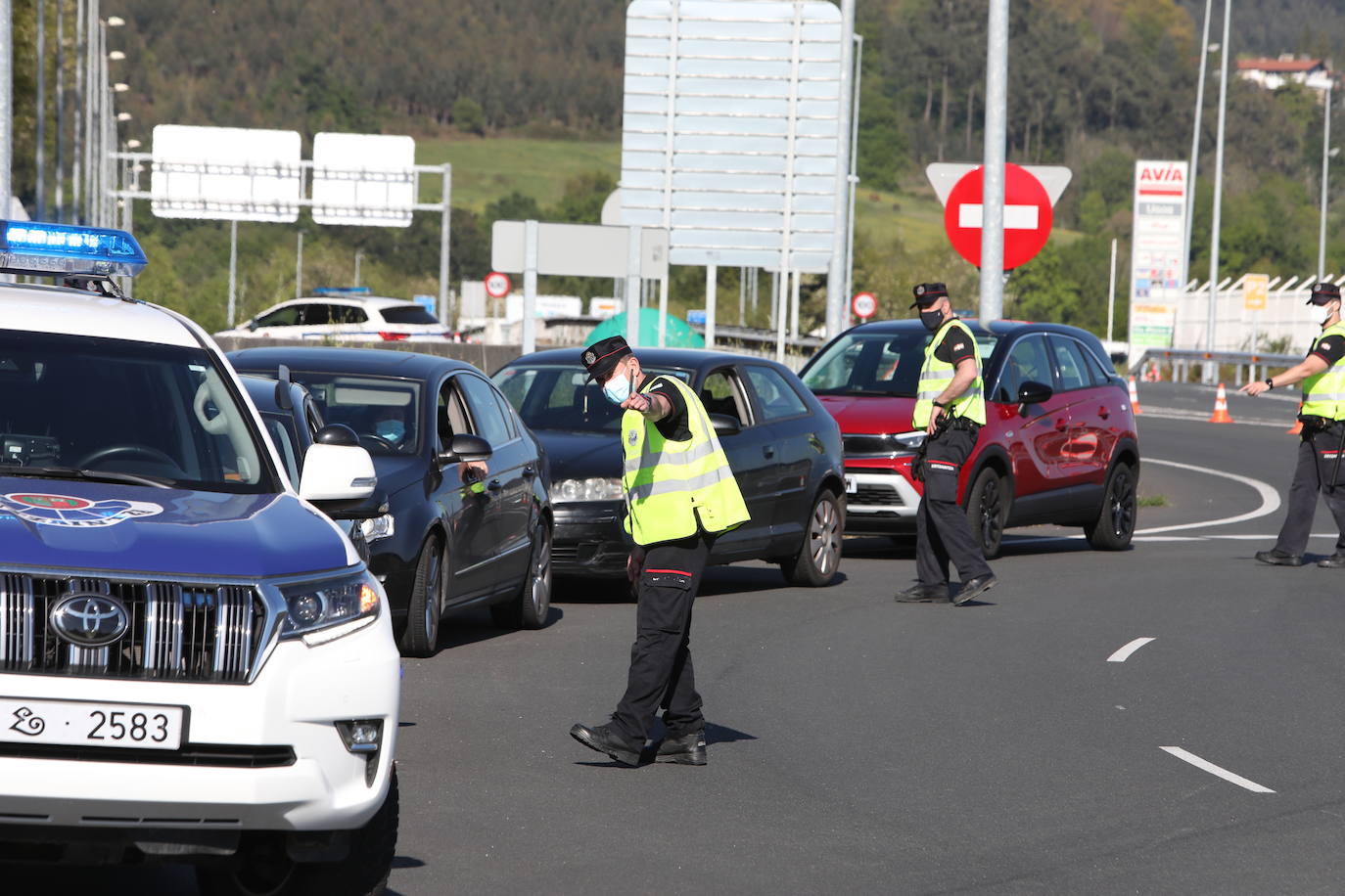 Fotos: Fuerte dispositivo de seguridad para despedir al Athletic en Lezama y Loiu