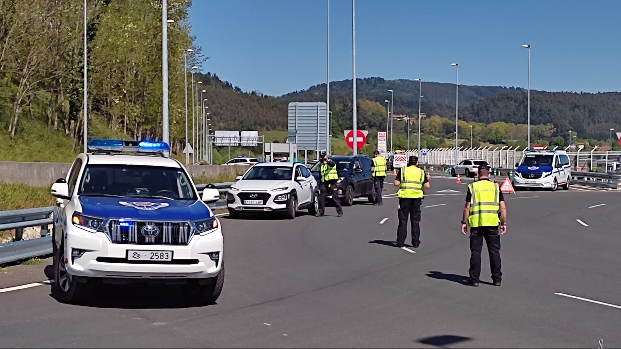 Fotos: Fuerte dispositivo de seguridad para despedir al Athletic en Lezama y Loiu