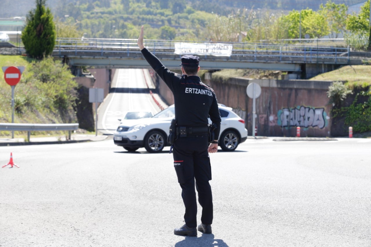 Fotos: Fuerte dispositivo de seguridad para despedir al Athletic en Lezama y Loiu