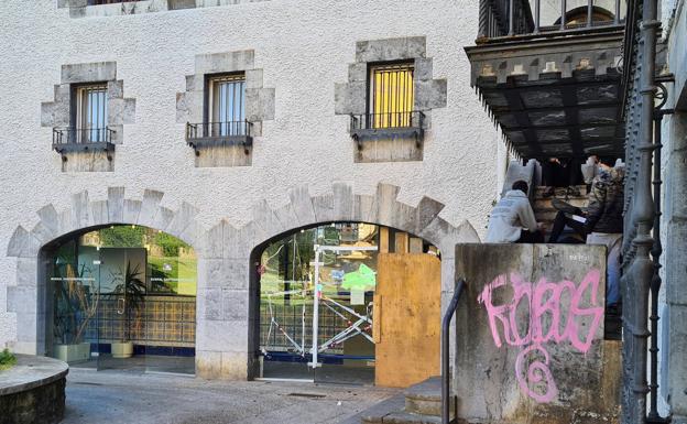 Los vándalos destrozaron el cristal de Zubiko Etxea hace casi un mes. 