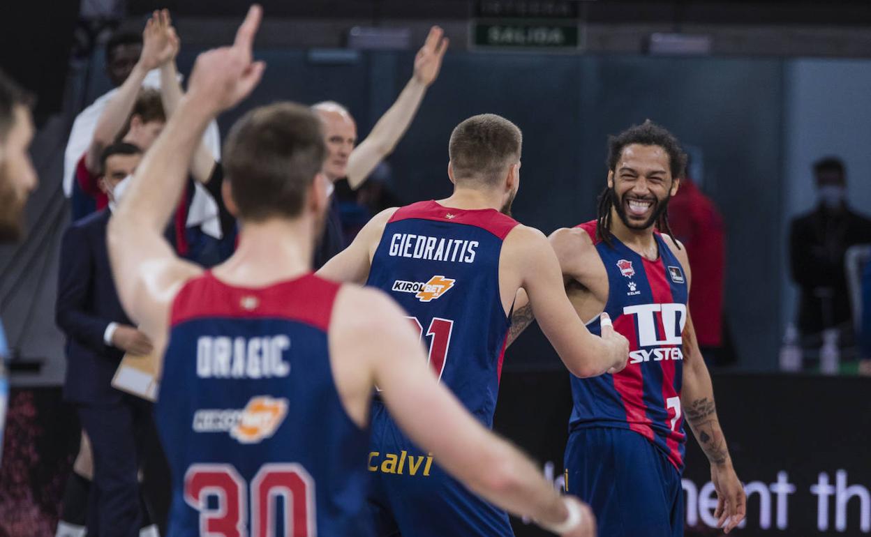 Pierriá Henry recibe la felicitación de Giedraitis tras anotar una canasta.