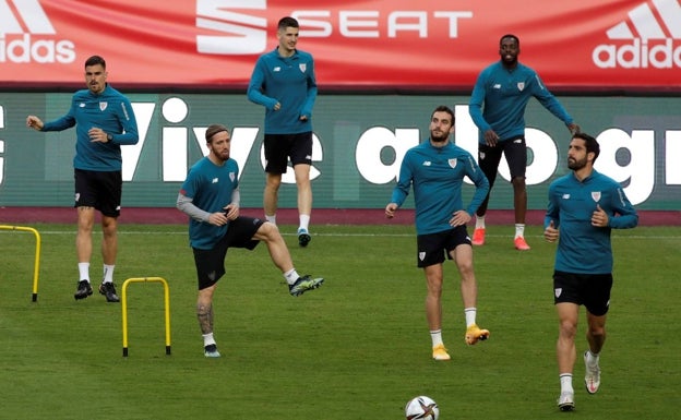 Los jugadores del Athletic entrenan en La Cartuja antes de la final ante la Real.