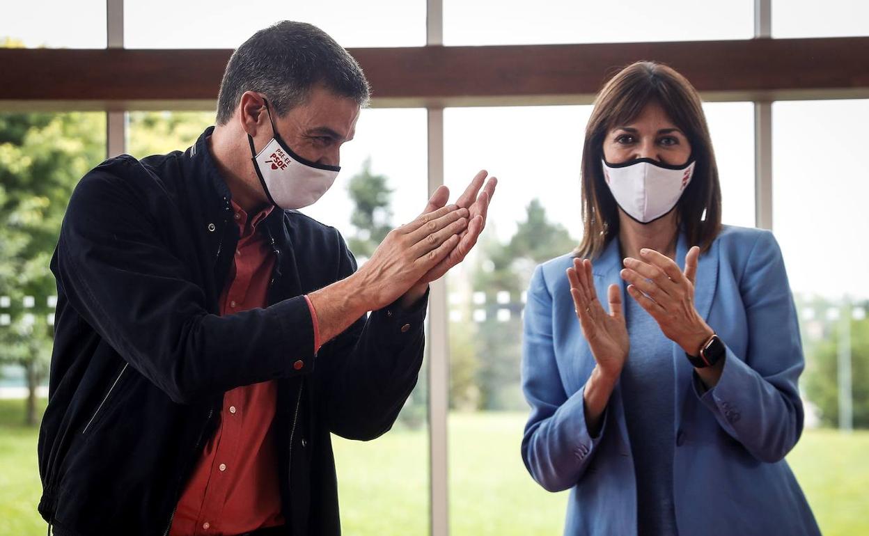 Idoia Mendia en un acto junto a Pedro Sánchez.