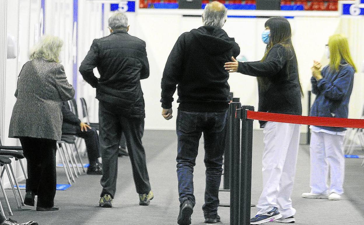 Las vacunaciones de septuagenarios siguieron ayer en el pabellón de La Casilla. 