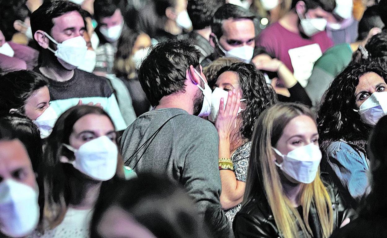 Asistentes al concierto de Love of Lesbian en el Palau San Jordi, el primer acto masivo sin distancia social desde que comenzó la pandemia. 