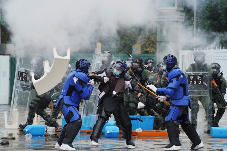 Los miembros del Equipo de Respuesta a Emergencias Correccionales (CERT) participan en un simulacro de emergencia durante una jornada de puertas abiertas.