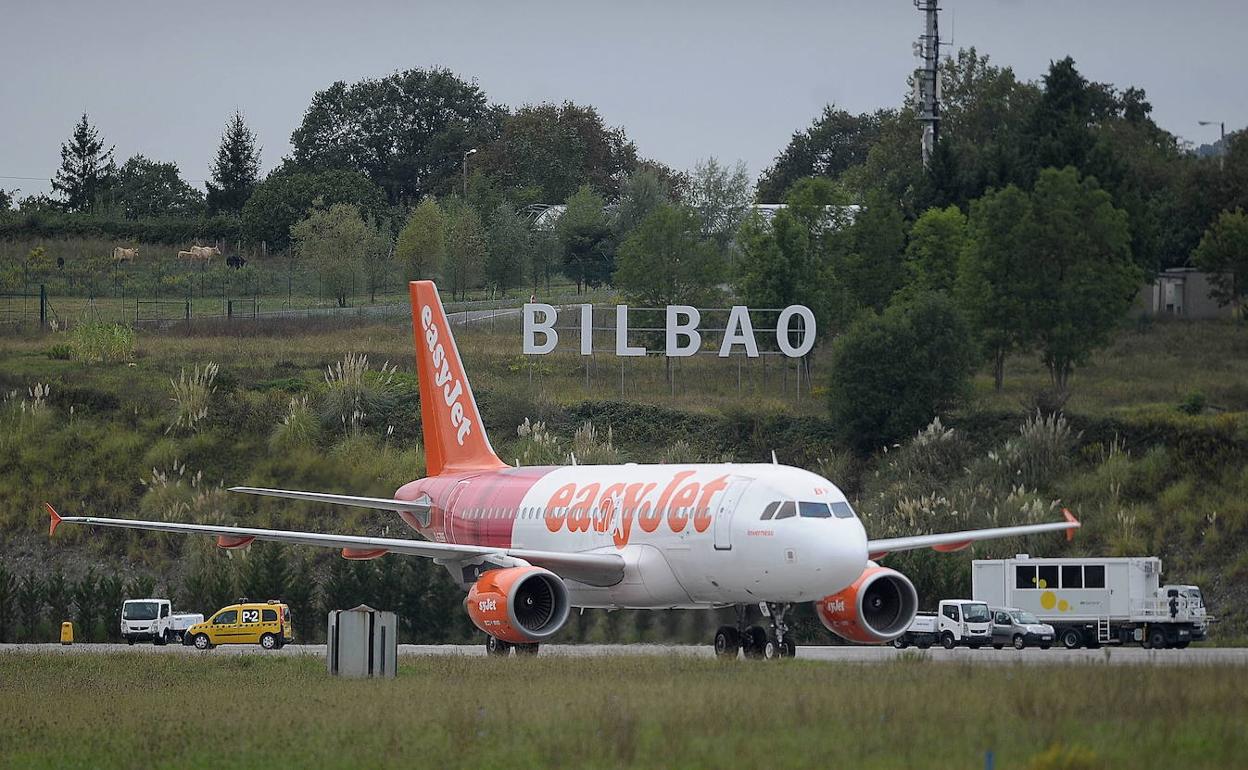 Un avión de Easyjet se prepara para despegar en el aeropuerto de Bilbao.