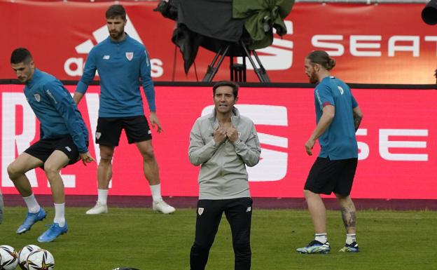 Marcelino posa junto a la Copa y a Koeman en la víspera de la final.