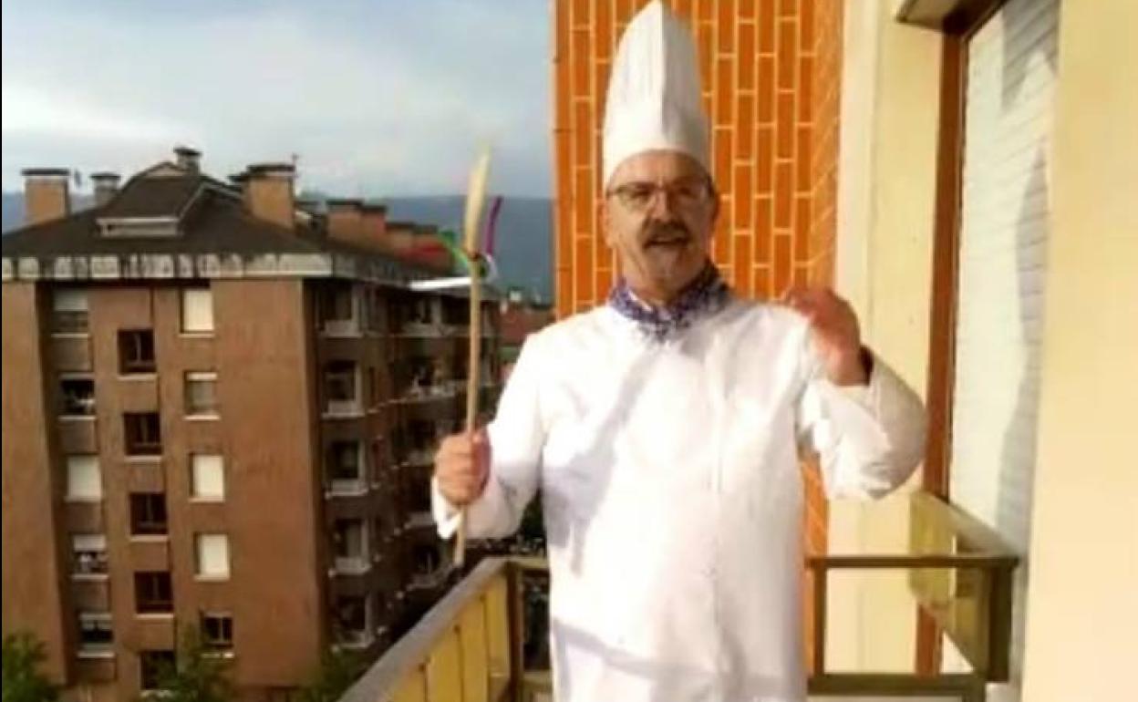 La tamborrada del año pasado en Amurrio se celebró desde los balcones. 