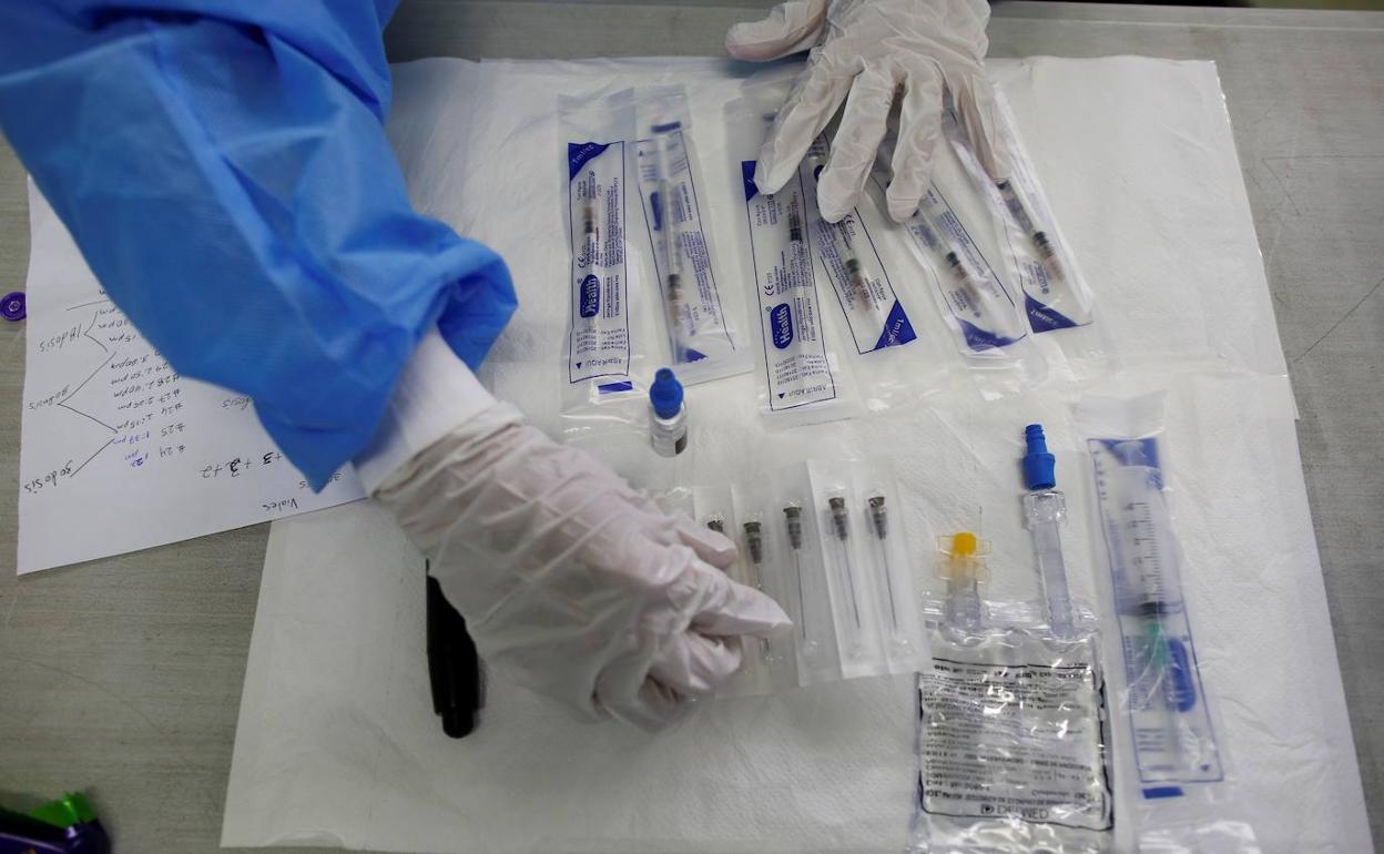 Un sanitario prepara las dosis de Pfizer para ser inyectadas. 