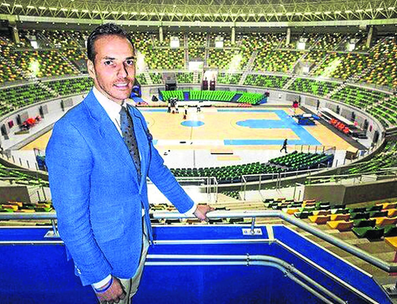 Félix Sancho, presidente del San Pablo Burgos y empresario de éxito, posa con el Coliseum de fondo